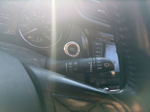 Used 2020 Nissan Rogue SV image 15