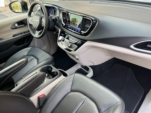 Used 2024 Chrysler Pacifica Touring-L FWD image 7