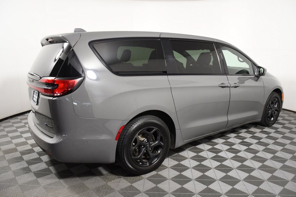 Used 2022 Chrysler Pacifica Limited w/ Uconnect Theater Family Group FWD image 7