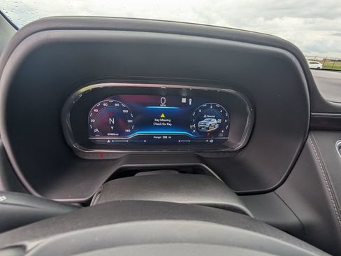 Used 2022 Chevrolet Suburban LT w/ Luxury Package AWD/4WD image 15