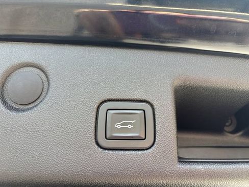 Used 2018 Chevrolet Equinox Premier FWD image 17