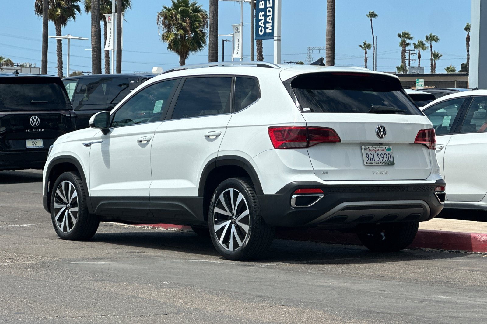 Used 2023 Volkswagen Taos SE w/ Panoramic Sunroof Package FWD image 6