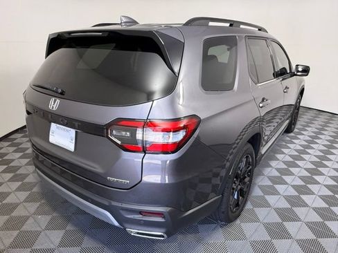 Used 2025 Honda Pilot Touring image 6