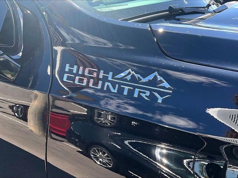Used 2025 Chevrolet Suburban High Country AWD/4WD image 8