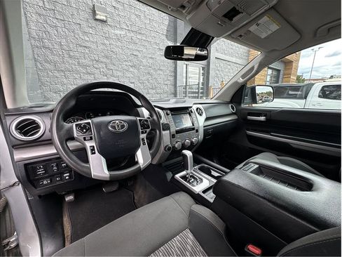 Used 2018 Toyota Tundra SR5 w/ SR5 Upgrade Package AWD/4WD image 2