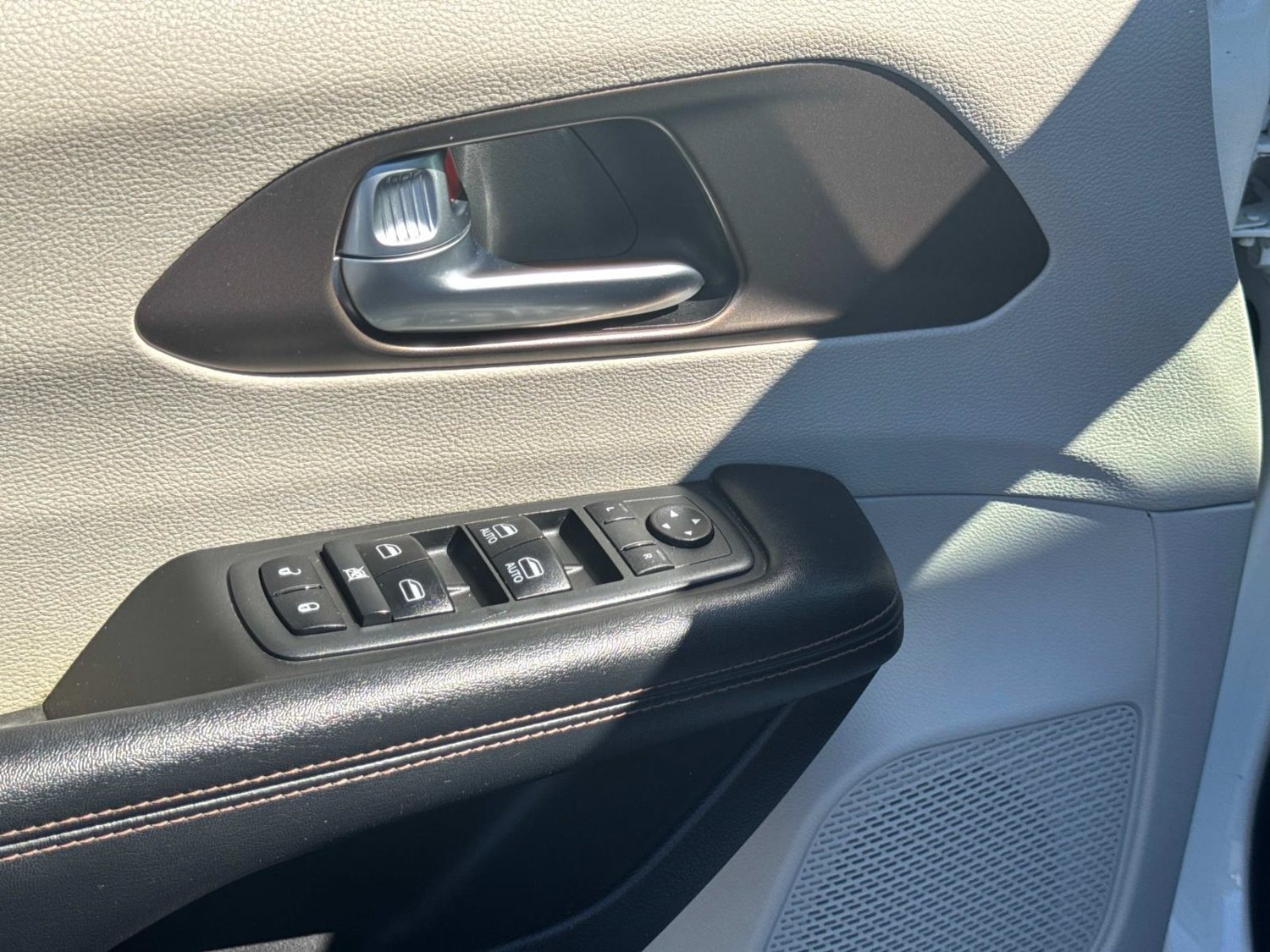 Used 2019 Chrysler Pacifica Touring-L FWD image 29