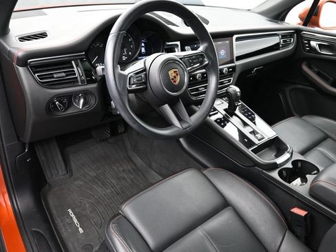 Certified 2024 Porsche Macan AWD/4WD image 4