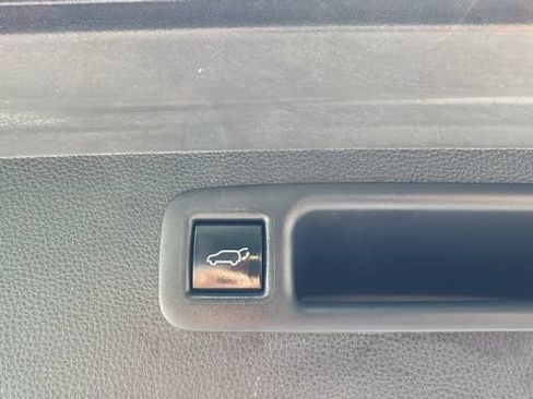 Used 2021 Toyota Highlander XLE AWD/4WD image 16