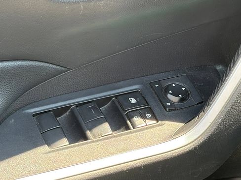 Used 2020 Toyota RAV4 XLE w/ Convenience Package FWD image 6