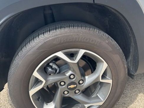 Certified 2025 Chevrolet Trax LT w/ LT Convenience Package FWD image 8