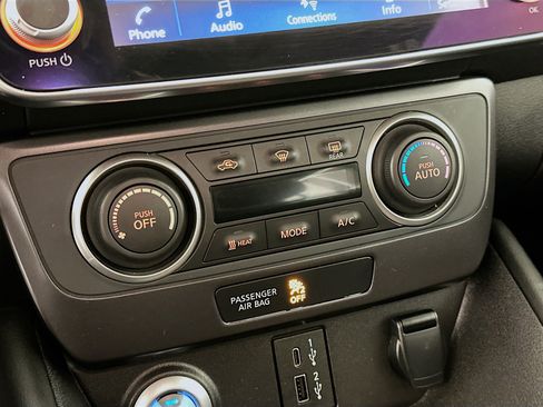 Used 2025 Nissan Leaf S image 23