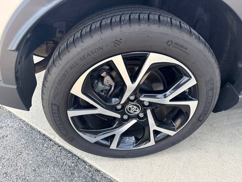 Used 2019 Toyota C-HR XLE FWD image 13