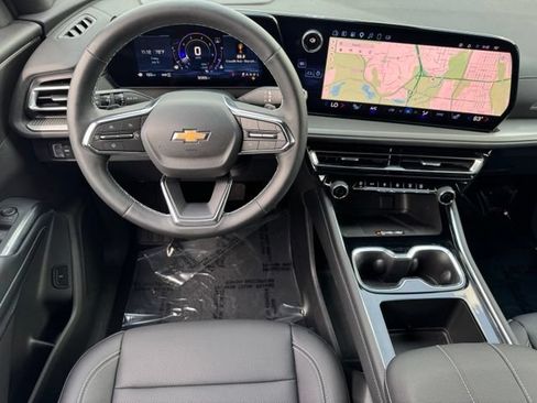 Used 2025 Chevrolet Traverse LT w/ Driver Confidence Package AWD/4WD image 11