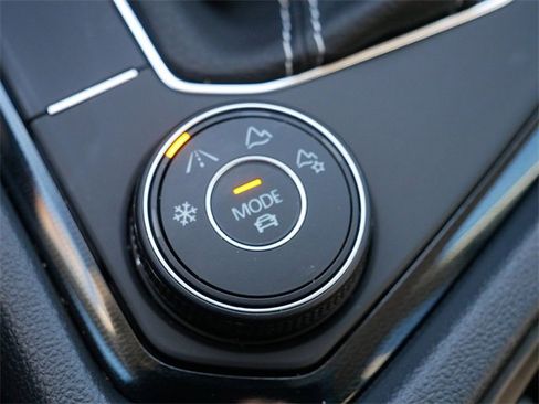 Certified 2025 Volkswagen Taos SE image 28