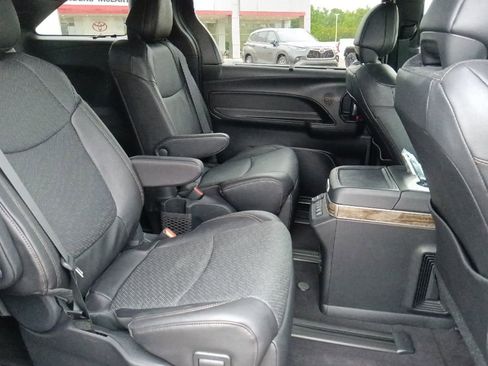 Used 2025 Toyota Sienna Platinum AWD/4WD image 34