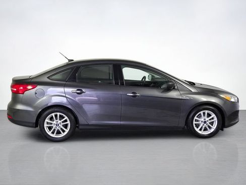 Used 2018 Ford Focus SE FWD image 2