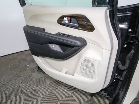 Used 2023 Chrysler Pacifica Limited image 41