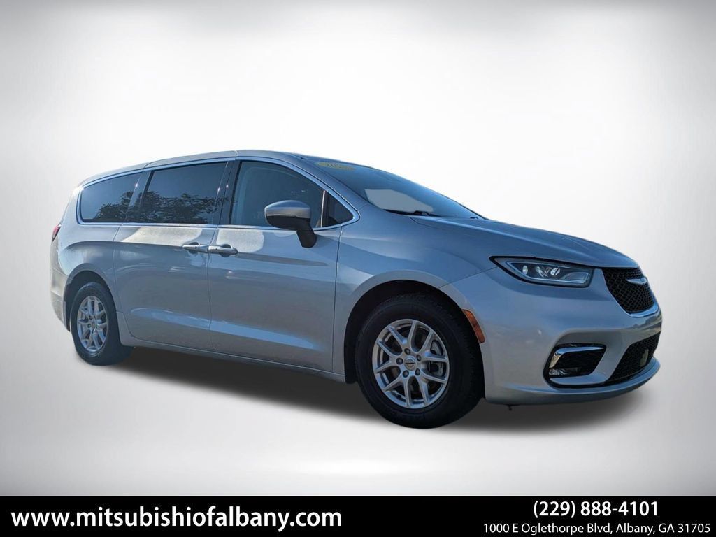 Used 2023 Chrysler Pacifica Touring-L FWD image 1