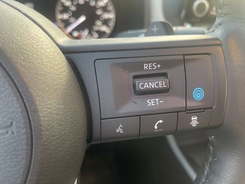 Used 2024 Nissan Rogue SV w/ SV Premium Package image 11