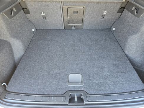 Used 2024 Volvo XC40 B5 Core image 43