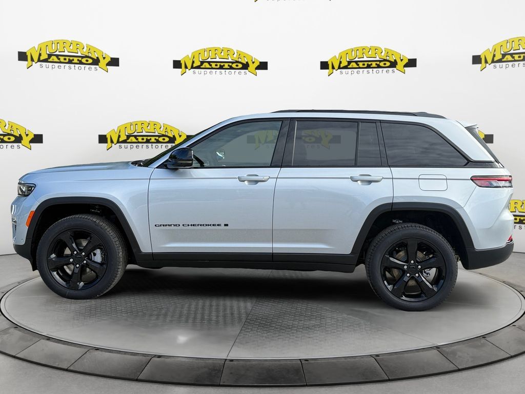 New 2025 Jeep Grand Cherokee Limited w/ Luxury Tech Group II RWD image 2