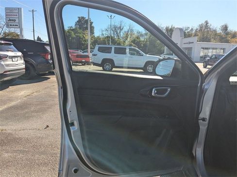 Used 2024 Jeep Compass Trailhawk image 11