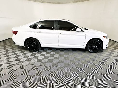 Used 2025 Volkswagen Jetta SE image 2