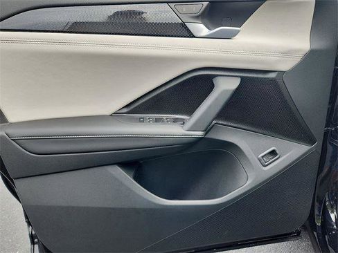 New 2025 Volkswagen Tiguan SE image 10