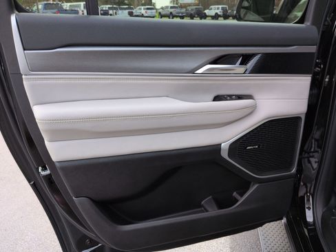 New 2026 Jeep Grand Wagoneer L 2WD image 18