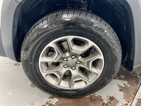 Used 2022 Jeep Cherokee Trailhawk image 25