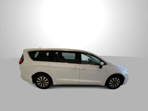 Used 2023 Chrysler Pacifica Touring-L FWD image 9