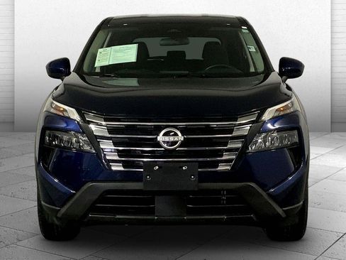 Used 2025 Nissan Rogue SV image 2