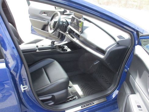 Used 2024 Toyota Prius XLE AWD/4WD image 15