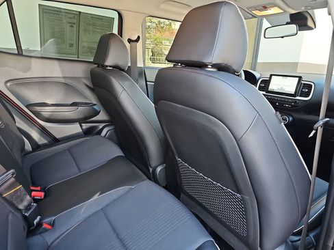 Used 2022 Hyundai Venue Limited FWD image 16