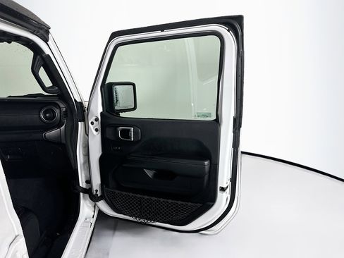 Used 2020 Jeep Wrangler Unlimited Sahara AWD/4WD image 30