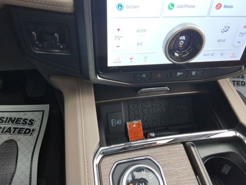 Used 2024 Ford Expedition Limited image 17