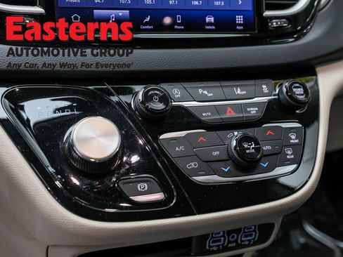Used 2023 Chrysler Pacifica Touring-L FWD image 20