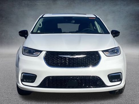 Used 2024 Chrysler Pacifica Limited image 2