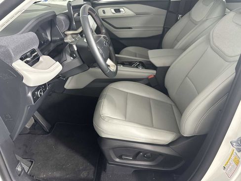 Used 2025 Ford Explorer Active w/ Active Comfort Package AWD/4WD image 8
