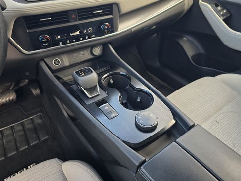 Used 2023 Nissan Rogue SV AWD/4WD image 17
