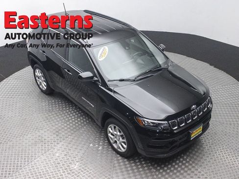 Used 2024 Jeep Compass Latitude AWD/4WD image 3