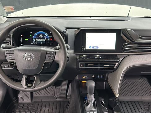 Used 2026 Toyota Camry LE image 9