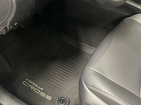 Used 2022 Toyota Corolla Cross XLE FWD image 17
