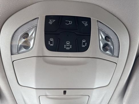 Used 2024 Chrysler Pacifica Touring-L FWD image 8