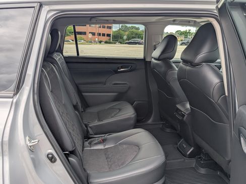 Used 2024 Toyota Highlander XLE AWD/4WD image 12