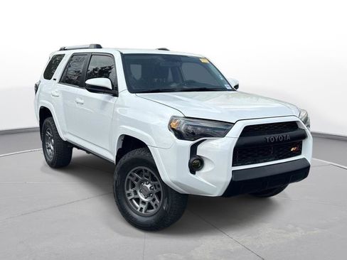 Used 2018 Toyota 4Runner SR5 AWD/4WD image 4