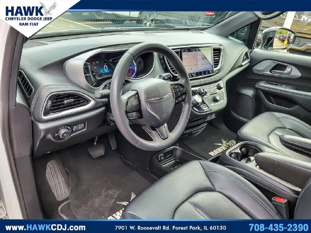 Used 2024 Chrysler Pacifica Limited FWD image 9