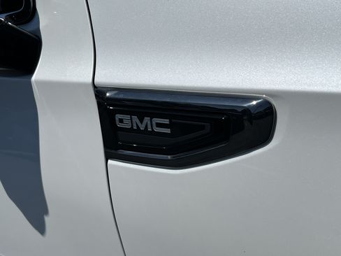 Used 2024 GMC Yukon Denali Ultimate AWD/4WD image 10