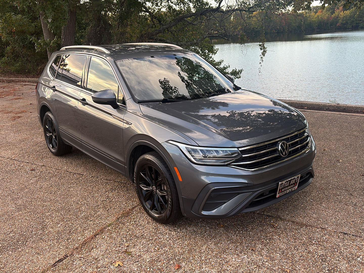 Used 2023 Volkswagen Tiguan SE FWD image 2