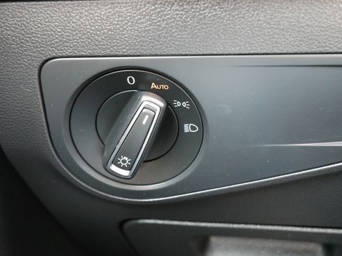 Used 2019 Volkswagen Tiguan SE image 26